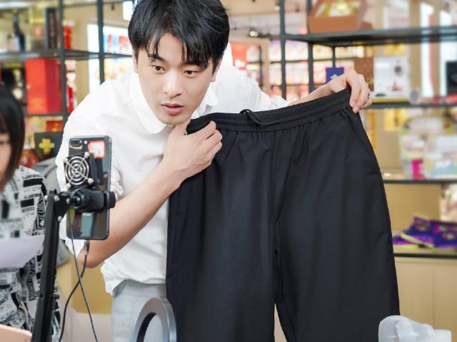 辛巴继燕窝问题后，所卖羽绒服被检测不合格，曾在直播间剪衣证明