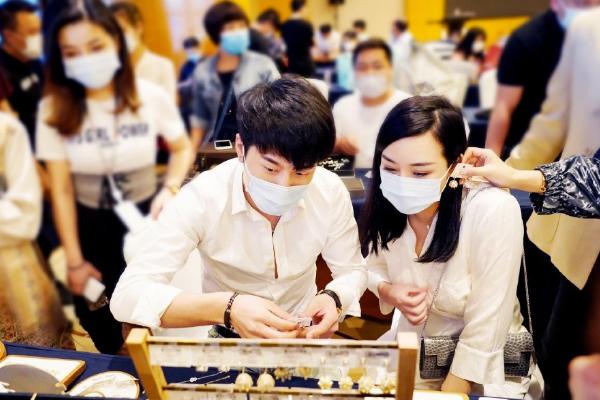 辛巴燕窝事件影响？方丈直播间力挺被封30天，818粉丝太乐观